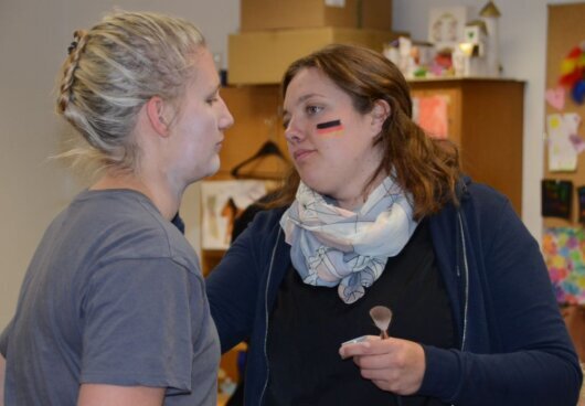 Kleiderstange mit Kostümen und Schminkplatz